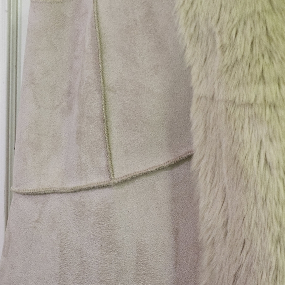 Loft (Ann Taylor Loft) Cream Faux Suede Faux Fur Trim & Lining Vest, Large - Picture 12 of 16